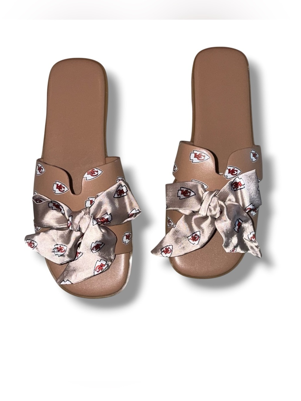 NWT Kansas City Chiefs Cuce Tan Bow Sandals - Women's 10 - Picture 3 of 11